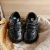 Sapatos de couro infantis 2026 outono novos mocassins estilo coreano para meninas sola macia versátil sapatos casuais sapatos de couro de performance modernos