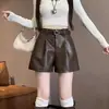 Shorts de Couro PU de Cintura Alta com Pernas Largas Feminino para Outono/Inverno 2027, Design Emagrecedor, Casual Solto, Camada Base, Calças de Botas de Couro