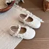 Zapatos de cuero para niñas, nueva colección verano y otoño 2026, zapatos estilo princesa con perlas de estilo coreano, zapatos de moda con lazo, suela suave para niñas pequeñas