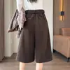 Foto real de shorts cropped de pana vintage para mujer, otoño 2026 casual holgados de cintura alta de moda de pierna ancha de longitud media