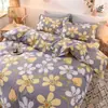 Manuseio de Retalhos de Tecido Floral para Fazer Capas de Edredom, Lençóis, Forros de Colcha, Roupas, Superfícies de Cama, Tecidos de Fundo e Outros Materiais Estampados e Tingidos pela Metabo