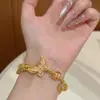 Pulsera Envolvente de Mariposa Dorada y Rosa de Alta Gama Modelo Nuevo 2025 Pulsera de Diseño de Nicho de Lujo Ligero Joyería Regalo para Novia