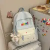 Nova Mochila Lisa Estilo Coreano, Mochila Escolar Casual e Leve para Alunos do Ensino Fundamental, Letras Bordadas de Alto Valor, Mochila para Alunos do Ensino Médio