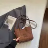 Tela de Alta Calidad con un Tacto Elegante y Sofisticado, Bolso Cruzado de Viaje Exquisito de Moda con Letras de Celebridad de Internet 2026