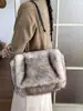 2026 Nuevo Bolso de Hombro Individual con Cadena de Felpa para Otoño Invierno Estilo Coreano para Mujer Sensación de Alta Gama Gran Capacidad Bolso Cruzado Bolso Tote de Moda