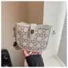 Nova Bolsa de Mão com Corrente Estilosa Versátil de Verão Design de Nicho Bolsa de Ombro Único Sob o Braço Toque de Alto Padrão Bolsa Sela Inclinada