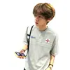 Moda Verão Masculina Personalidade Plissada Patchwork Bordado Camiseta Masculina Adolescentes Solta Listrada Retro Emblema Gola Redonda T