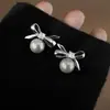 Pendientes de Plata con Aguja Plateada, Circonita y Concha de Perla en Forma de Lazo, Lujo Ligero, Pendientes Simples y Elegantes, Pendientes Versátiles y de Alta Gama