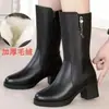 Novas Botas de Algodão de Salto Grosso para o Inverno de 2026, Botas de Cano Médio para Mães de Meia-Idade, Forradas com Lã, Quentes, Antiderrapantes, Botas de Couro Fashionáveis de Salto Alto para Mulheres
