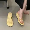 Pantuflas redondas de tiras finas para mujer estilo coreano Chuyuji para uso en exteriores, nuevo modelo de verano 2026, delicadas y adecuadas para faldas, con tacón de cuña para la playa