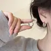Brincos de Argola Imitação Pérola Novos Criativos Compactos e Simples Estilo Coreano para Mulheres, Argolas de Moda Retro com Toque de Luxo