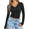 Camiseta feminina de manga comprida com decote em V, estilo europeu e americano, modelagem que afina a silhueta. Confeccionada em seda de leite com forro interno de alta qualidade.