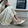 Guangzhou Dropshipping 2026 Primavera/Verão Novos Sapatos de Bico Fino Versáteis de Design de Nicho Sapatos de Commuter Retro Francês