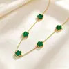 Conjunto de collar de flor de trébol de cinco hojas más vendido transfronterizo, conjunto de joyería de acero de titanio que conserva el color, estilo de lujo ligero al por mayor, directo del fabricante