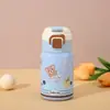 Botella de agua térmica temática de dibujos animados para niños, hecha de acero inoxidable 316 con tapa de botón y popote, una botella de regalo portátil para estudiantes, y personalizable con un logotipo