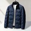Chaqueta de plumón para hombre 2026, versión con cuello alto y cremallera, cálida y gruesa, abrigo corto de plumón casual de negocios para hombres jóvenes y de mediana edad