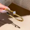 Pulsera de Zirconia Redonda Retorcida Transfronteriza Europea y Americana Lujo Ligero Gama Alta Moda Anillo de Mano Diseño de Nicho Versátil Joyería de Mano