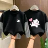 Blusa de Manga Longa de Outono para Crianças Médias e Grandes 2026 Novo Estilo Camiseta de Algodão Puro para Meninas Chique Estilosa Falsa Peça Dupla