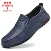 Sapatos Masculinos Libélula de Couro 2026 Primavera Novos Sapatos Casuais Masculinos de Couro Sola Macia Antiderrapante Slip-On Casual
