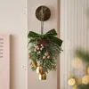 Decoración navideña mini corona con piñas, bayas rojas, campanas, agujas de pino, campanillas de viento, adorno colgante para coche, colgante de atmósfera festiva
