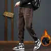 Moda masculina de otoño e invierno: pantalones jogger de pana elegantes, sencillos y clásicos, versátiles, forrados de polar, elásticos, de corte ajustado y casual