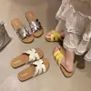 Sandalias planas versátiles de alta gama estilo coreano para el verano 2026 para mujer, adecuadas para combinar con faldas, sandalias de tira en Y para la playa