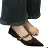 Sapatos de salto grosso de tira única, novo design raso da moda, 2026, adequados para uso ao ar livre no outono, versáteis e elegantes, com bico fino e detalhes de corrente metálica