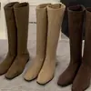 Botas longas femininas da moda em camurça com salto grosso e design justo, novas botas longas estilo coreano para outono e inverno de 2026 com um design estiloso, botas de montaria versáteis