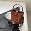 Nuevo bolso pequeño portátil retro para mujer 2023, nuevo y moderno bolso de hombro con correa ancha, elegante y moderno bolso bandolera tipo cubo.