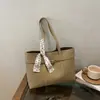 2026 Verão Nova Bolsa Tote Casual de Grande Capacidade Moda de Mão Versátil Toque de Luxo Bolsa de Ombro Único Atacado Bolsas Femininas