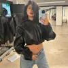 Estilo Europeo y Americano Moda Femenina Primavera y Otoño 2024 Manga Larga Cremallera Corta Expuesta en el Ombligo Ajustado Abrigo de Cuero con Capucha Chaqueta de Imitación de Cuero para Mujer