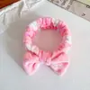 Faixa de Cabelo Estampada de Coelho de Flanela com Morango e Laço para Lavar o Rosto e Maquiagem Elástica