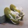 Zapatos Deportivos para Niñas 2026 Primavera/Otoño Estilo Nuevo Estilo Academia Casual Malla Transpirable Medianos/Grandes Niños Zapatos de Entrenamiento Alemanes Zapatos Blancos Modernos