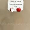 Pendientes asimétricos de manzana con forma de libro de equitación rojo, estilo similar al aceite rojo, para mujer, estilo de moda, estilo de estudiante, con personalidad de nicho.