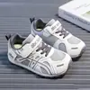 Zapatillas de cuero de otoño para niños y niñas con cierres de velcro, suelas suaves antideslizantes, zapatos casuales versátiles para niños pequeños