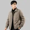 Estilo masculino leve e elegante, jaqueta leve de plumas de pato branco 90%, nova coleção outono/inverno 2026, peça de outer wear simples e casual