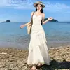 Vestido klein azul sem alças, caimento justo, barra em cauda de peixe, saia longa, vestido com atmosfera de férias na praia