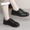 Populares zapatos de cuero con suela gruesa para mujer, otoño 2026 nuevos zapatos casuales de cuero con suela blanda para mujeres de mediana edad y mayores, zapatos de mamá antideslizantes