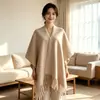 Novo xale grande feminino versátil de cor sólida espessado com franjas quentes, capa jacquard simples espessa de outono e inverno de alta qualidade