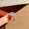 Anel de Zircônia Corte Fogos de Artifício Verde Menta Ultra Brilhante de 2 Quilates Estilo Luxo Leve com Microincrustação de Diamantes Anel de Casamento Diamante Roxo Lótus para Mulheres