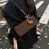 Bolsa de mão retrô com estampa de leopardo da moda, uma bolsa de ombro nichada e estilosa para mulheres, apresentando um design moderno e atraente, um estilo simples e versátil, e adequada para o trajeto diário.