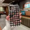 Funda blanda antica a cuadros negros asequible con pintura UV para Apple 16 Pro Max anticaíble, popular entre los influencers, adecuada para vendedores ambulantes