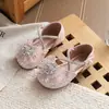 Diadema Estilo Hada de Moda Sandalias de Suela Suave 2026 Primavera Verano Nuevo Estilo Coreano Zapatos de Princesa con Lazo de Pedrería para Niñas