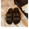 Zapatillas de casa en stock modelo nuevo 2026, suaves y acogedoras, sin cordones, de doble tira, para exteriores, suela gruesa, peludas, tipo Birkenstock para mujer