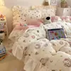 Juego de Cama de Cuatro Piezas de Dibujos Animados de Conejo Rosa con Estrellas y Lunas, Otoño e Invierno, Encaje, Alta Densidad, Terciopelo de Leche, Suave y Agradable para la Piel, Juego de Cama de Tres Piezas para Estudiantes
