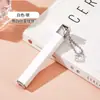 Encendedor metálico de nuevo estilo con una cadena larga y delgada, diseñado para mujeres, con llama abierta y gas recargable, un artículo popular y de moda