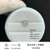 Brinco Stud Osso da Orelha em Aço Titânio 316L com Brilho Total de Zircônia Envolvendo um Coração Multicolorido, Joia Versátil para Piercing em Furos de Orelha
