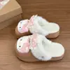Pantuflas versátiles, que aumentan la altura y están de moda, con un diseño de caricatura de gato moderno, adecuadas para usar en exteriores, con una suela gruesa y linda, material de algodón KT y un nuevo estilo 2026 con detalles esponjosos, diseñadas para mujeres