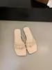 Encuentro Primerizo Temporada 2026 Nuevo Estilo Veraniego Chanclas de Gamuza con Tiras Delgadas para Vacaciones Ropa de Playa, Combinadas con una Falda para una Suave Brisa Nocturna