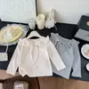 Nueva colección otoño 2026: Elegante camiseta de manga larga estilo coreano con cuello, perfecta como capa base versátil para niñas